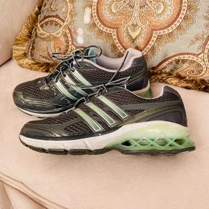 Adidas women,s size 6,5 “Boost” sneakers. Art 378080
